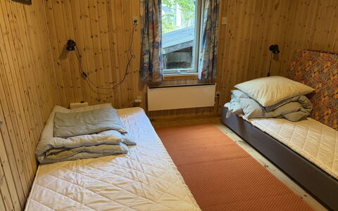 Hedwig - 120M to the Fjord: Holz, Fussboden, Flooring, Schlafzimmer, Bett, Möbel, Bettdecke, Interior Design, Bettrahmen, Zimmer