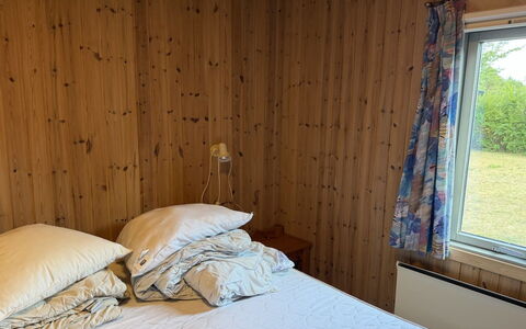 Hedwig - 120M to the Fjord: Holz, Schlafzimmer, Fussboden, Flooring, Bett, Möbel, Interior Design, Textil, Bettdecke, Zimmer