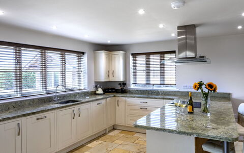The Farmhouse at Rusty Lane Farm: Interior Design, Möbel, Flooring, Countertop, Küche, Holz, Cabinetry, Decke, Zuhause, Fussboden