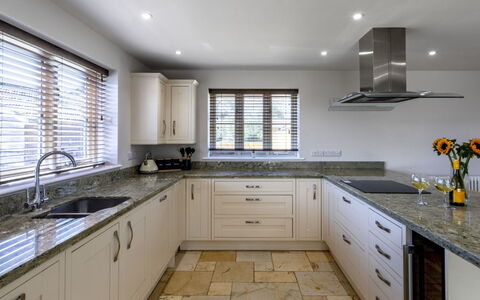 The Farmhouse at Rusty Lane Farm: Küche, Countertop, Cabinetry, Interior Design, Flooring, Holz, Möbel, Zuhause, Fussboden, Decke