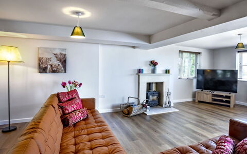 The Farmhouse at Rusty Lane Farm: Möbel, Interior Design, Flooring, Couch, Wand, Fussboden, Holz, Wohnzimmer, Zimmer, Decke