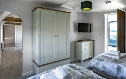 The Farmhouse at Rusty Lane Farm: Interior Design, Flooring, Fussboden, Schlafzimmer, Holz, Bett, Möbel, Decke, Zimmer, Beleuchtung