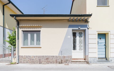 Contemporary House: Wand, Gebäude, Fenster, Tür, Strassenbelag, Fassade, Wohngebiet, Haus, Die Architektur, Zuhause