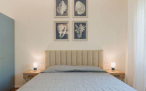 Contemporary House: Möbel, Bett, Schlafzimmer, Interior Design, Bedding, Bettdecke, Holz, Fussboden, Flooring, Linens