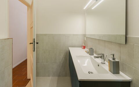 Contemporary House: Flooring, Wand, Interior Design, Fussboden, Armatur, Decke, Bad Sink, Badezimmer, Sinken, Zapfhahn