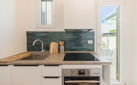 Contemporary House: Küche, Countertop, Küchengerät, Flooring, Interior Design, Major Appliance, Holz, Cabinetry, Fussboden, Möbel