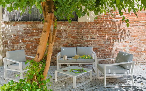 Contemporary House: Möbel, Gartenmöbel, Stuhl, Garten, Tisch Im Freien, Armlehne, Terrasse, Schatten, Hinterhof