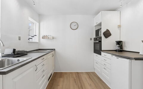 Jasper - 100M from the Sea: Countertop, Küche, Flooring, Cabinetry, Interior Design, Möbel, Holz, Fussboden, Küchengerät, Major Appliance
