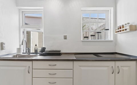 Jasper - 100M from the Sea: Küche, Countertop, Cabinetry, Interior Design, Spüle, Flooring, Küchengerät, Möbel, Zuhause, Sinken