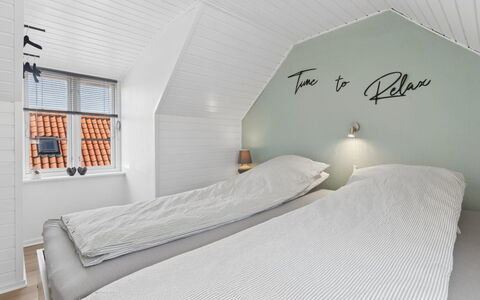 Jasper - 100M from the Sea: Schlafzimmer, Bett, Bedding, Bettdecke, Interior Design, Bettrahmen, Fussboden, Linens, Decke, Kissen