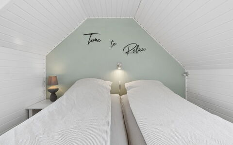 Jasper - 100M from the Sea: Schlafzimmer, Bett, Fussboden, Holz, Interior Design, Bedding, Bettdecke, Flooring, Decke, Linens