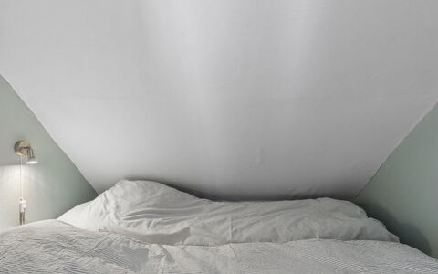 Jasper - 100M from the Sea: Decke, Schlafzimmer, Linens, Bedding, Bettdecke, Dachboden, Bett, Duvet