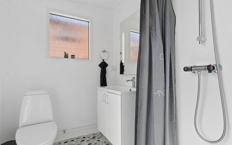 Jasper - 100M from the Sea: Armatur, Flooring, Fussboden, Interior Design, Badezimmer, Toilette, Installation, Decke, Toilleten Sitz, Sinken
