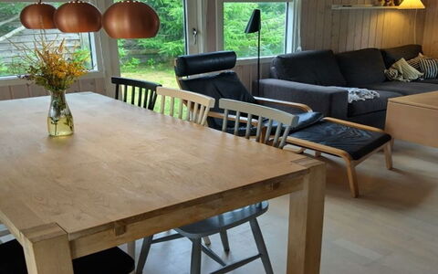 Meike - 750M from the Sea: Möbel, Flooring, Fussboden, Interior Design, Holz, Tabelle, Esszimmer, Küche & Esszimmer Tisch, Holzboden, Stuhl