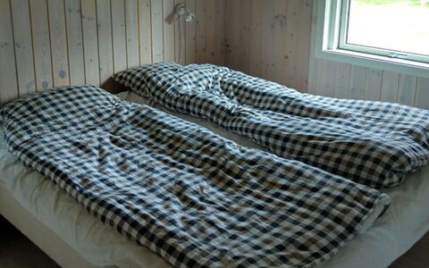 Meike - 750M from the Sea: Schlafzimmer, Möbel, Bett, Holz, Bettdecke, Bedding, Linens, Fussboden, Flooring, Bettrahmen