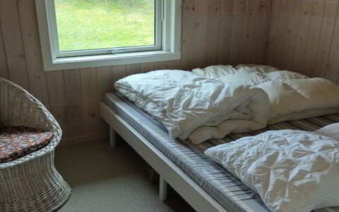 Meike - 750M from the Sea: Holz, Schlafzimmer, Bett, Bettdecke, Fussboden, Möbel, Bedding, Flooring, Interior Design, Bettrahmen