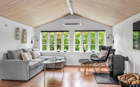 Tian - 1Km from the Sea: Möbel, Interior Design, Couch, Wand, Flooring, Holz, Decke, Fussboden, Wohnzimmer, Beleuchtung