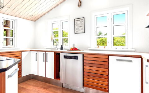 Tian - 1Km from the Sea: Flooring, Holz, Küche, Fussboden, Interior Design, Möbel, Countertop, Küchengerät, Cabinetry, Holzboden
