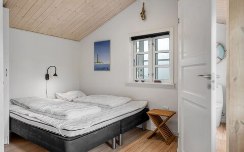 Tian - 1Km from the Sea: Holz, Zuhause, Haus, Schlafzimmer, Möbel, Bett, Tür, Fussboden, Hütte, Bettrahmen