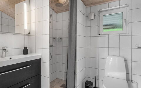 Tian - 1Km from the Sea: Bad Sink, Flooring, Armatur, Sinken, Badezimmer, Interior Design, Fussboden, Holz, Zapfhahn, Toilette