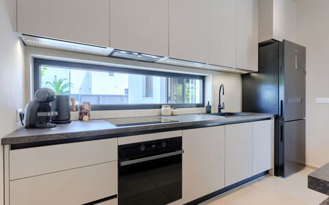 Riata: Küche, Küchengerät, Countertop, Interior Design, Holz, Major Appliance, Flooring, Cabinetry, Haushaltsgerät, Beleuchtung