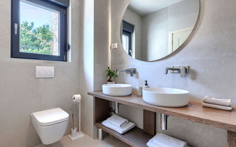 Riata: Badezimmer, Armatur, Flooring, Wand, Interior Design, Sinken, Bad Sink, Fussboden, Zapfhahn, Spiegel