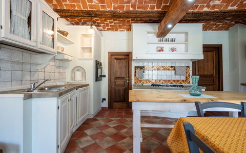 Jeeco: Interior Design, Küche, Möbel, Flooring, Countertop, Decke, Holz, Fussboden, Küchengerät, Cabinetry