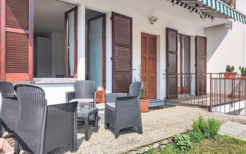 Casa Burli: Tür, Veranda, Balkon, Fussboden, Wohnung, Gartenmöbel, Home Door, Schatten, Holzbeize, Stuhl