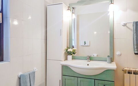 Casa Burli: Bad Sink, Armatur, Badezimmer, Interior Design, Sinken, Flooring, Badezimmerschrank, Spiegel, Zapfhahn, Fussboden