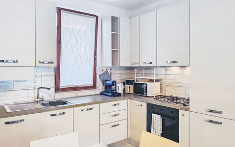 Casa Burli: Küche, Küchengerät, Countertop, Cabinetry, Interior Design, Flooring, Major Appliance, Möbel, Holz, Fussboden
