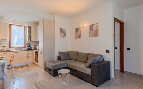 Casa Burli: Möbel, Interior Design, Flooring, Fussboden, Holz, Zimmer, Couch, Decke, Wohnzimmer, Tabelle
