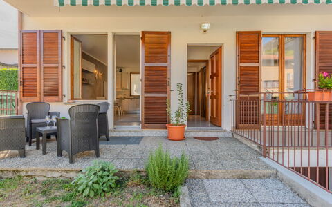 Casa Burli: Tür, Fussboden, Wohnung, Balkon, Zimmerpflanze, Holzbeize, Blumentopf, Veranda, Schatten, Hartholz