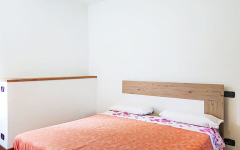 Casa Olivee: Bett, Interior Design, Schlafzimmer, Möbel, Wand, Bedding, Bettdecke, Fussboden, Flooring, Holz