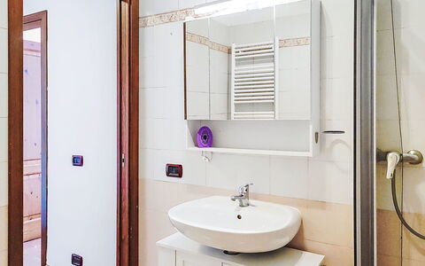 Casa Olivee: Wand, Flooring, Armatur, Interior Design, Holz, Fussboden, Sinken, Badezimmer, Bad Sink, Zuhause