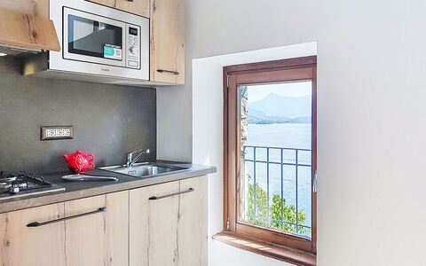 Casa Olivee: Zimmer, Wohnung, Balkon, Holzbeize, Spüle, Hartholz, Stuhl, Armatur, Küche, Sinken