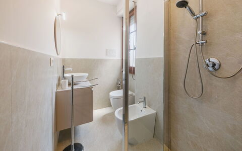 La Casa di Margot: Flooring, Badezimmer, Fussboden, Wand, Armatur, Interior Design, Toilette, Decke, Installation, Beleuchtung