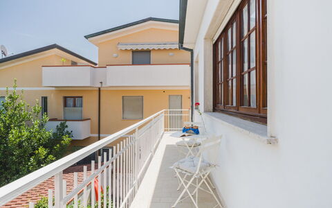 La Casa di Margot: Fussboden, Wohngebiet, Tür, Zuhause, Wohnung, Balkon, Verbundwerkstoff, Holzbeize, Formen, Veranda