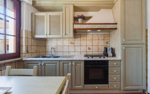La Casa di Margot: Küche, Küchengerät, Cabinetry, Countertop, Major Appliance, Holz, Interior Design, Möbel, Flooring, Haushaltsgerät