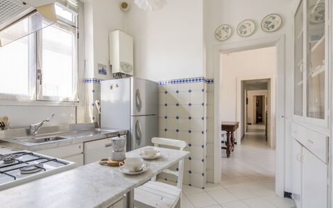 La Terrazza in Centro, Genova: Flooring, Interior Design, Fussboden, Decke, Möbel, Zimmer, Küche, Zuhause, Major Appliance, Countertop