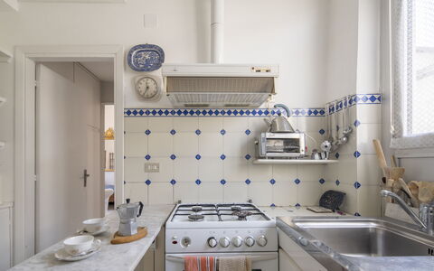 La Terrazza in Centro, Genova: Küche, Herd, Interior Design, Flooring, Major Appliance, Gasherd, Küchengerät, Countertop, Zimmer, Herd