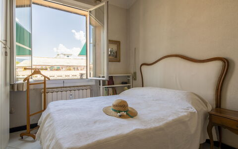La Terrazza in Centro, Genova: Schlafzimmer, Interior Design, Bett, Bettdecke, Bedding, Fussboden, Linens, Möbel, Zimmer, Bettrahmen