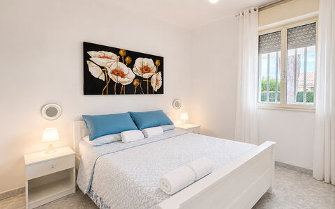Villa Franca: Möbel, Bett, Interior Design, Schlafzimmer, Flooring, Fussboden, Bettdecke, Bedding, Zimmer, Decke