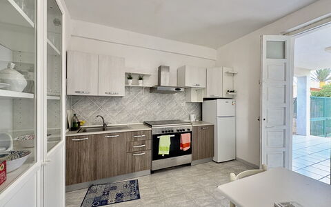 Villa Franca: Küche, Major Appliance, Küchengerät, Countertop, Flooring, Möbel, Fussboden, Interior Design, Cabinetry, Haushaltsgerät