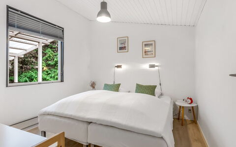 Eike - from the Sea: Interior Design, Möbel, Wand, Bett, Decke, Schlafzimmer, Fussboden, Flooring, Zimmer, Beleuchtung