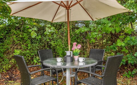 Eike - from the Sea: Gartenmöbel, Möbel, Tisch Im Freien, Regenschirm, Stuhl, Garten, Terrasse, Schatten, Blumentopf, Zimmerpflanze