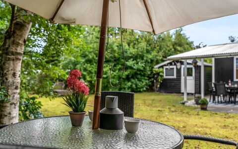 Eike - from the Sea: Gartenmöbel, Möbel, Strauch, Tisch Im Freien, Regenschirm, Stuhl, Garten, Tabelle, Schatten, Ground