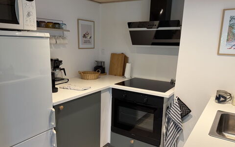 Eike - from the Sea: Küchengerät, Major Appliance, Küche, Flooring, Cabinetry, Countertop, Herd, Interior Design, Haushaltsgerät, Möbel