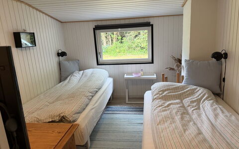 Eike - from the Sea: Holz, Fussboden, Flooring, Hartholz, Holzbeize, Schlafzimmer, Bett, Planke, Bettrahmen, Bedding