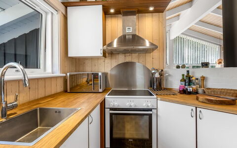 Naninja - 924M from the Sea: Küche, Küchengerät, Countertop, Flooring, Major Appliance, Holz, Interior Design, Decke, Armatur, Cabinetry
