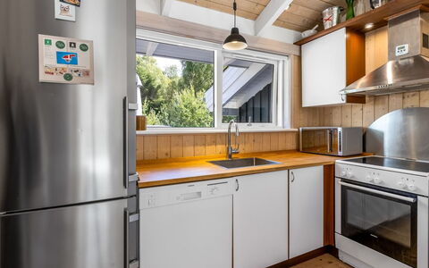 Naninja - 924M from the Sea: Küchengerät, Küche, Countertop, Major Appliance, Interior Design, Flooring, Haushaltsgerät, Cabinetry, Holz, Möbel